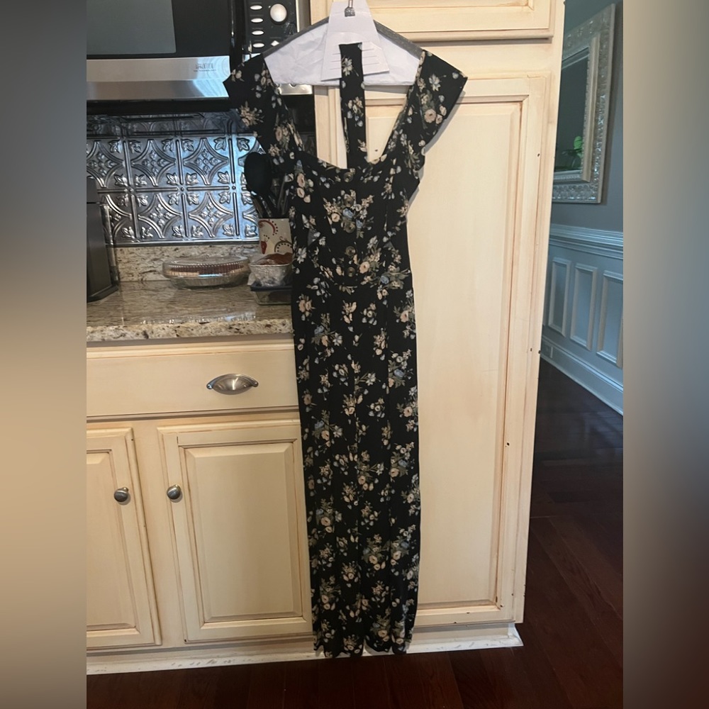 American Eagle jumpsuit. Size xs. 50 inches top to bottom. Super cute!!